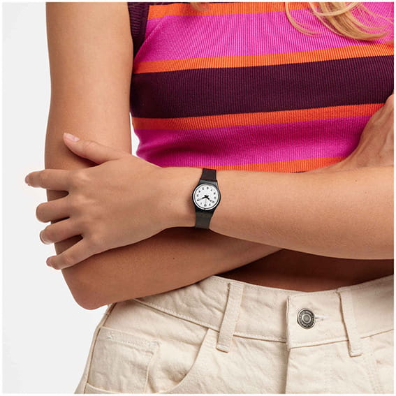 Swatch LB153 женские часы застежка крупным планом