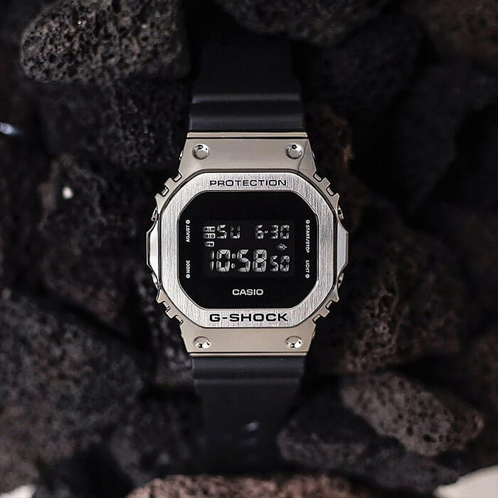 Casio GM-5600-1ER мужские часы застежка крупным планом