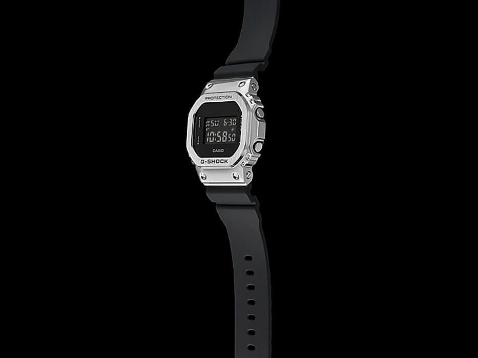 Casio Casio G-Shock GM-5600-1 электронные мужские часы часы крупный план черный циферблата