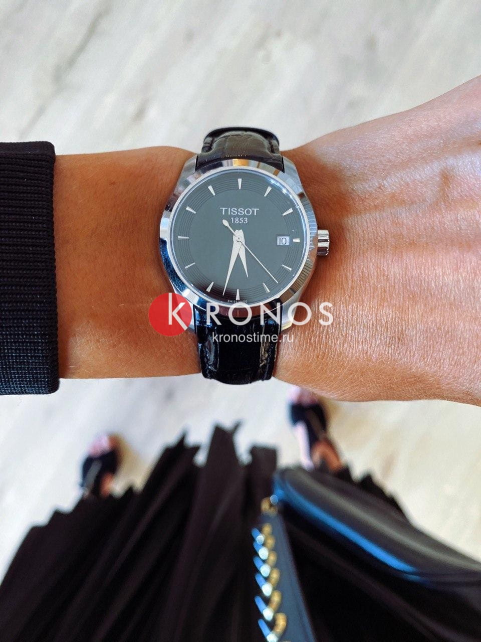 Tissot T0352101605101 женские часы застежка крупным планом