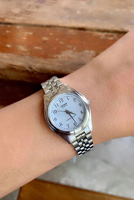 Casio LTP-1129A-7B женские часы застежка крупным планом