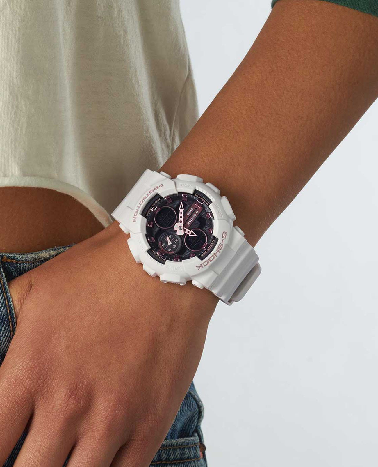 Casio Casio G-Shock GMA-S140M-7A лимитированной серии, наручные женские часы фото под углом